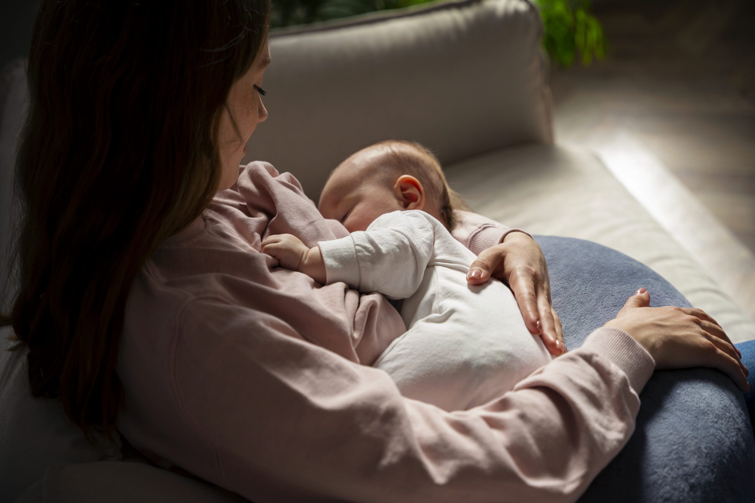 Mare alletant el seu nadó