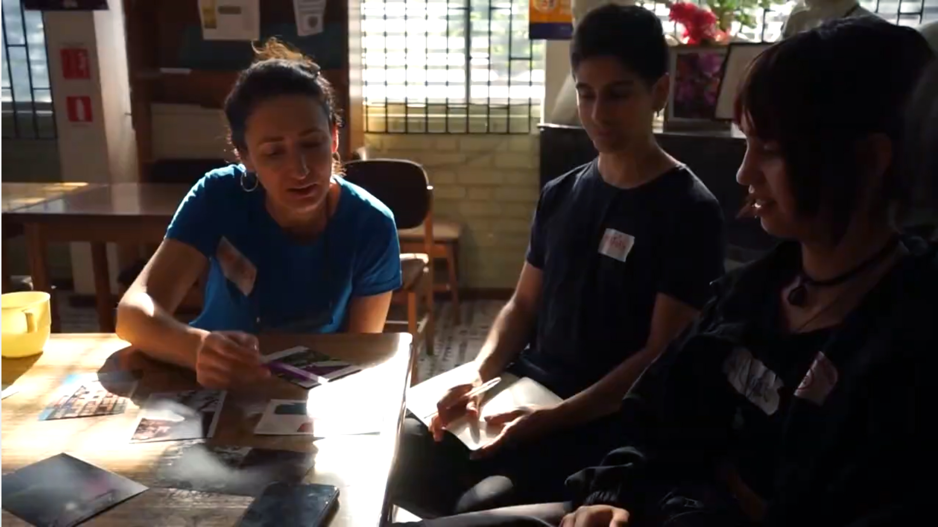 La Dra. Constanza Jacques-Aviñó i dues adolescents durant una de les sessions de fotoveu