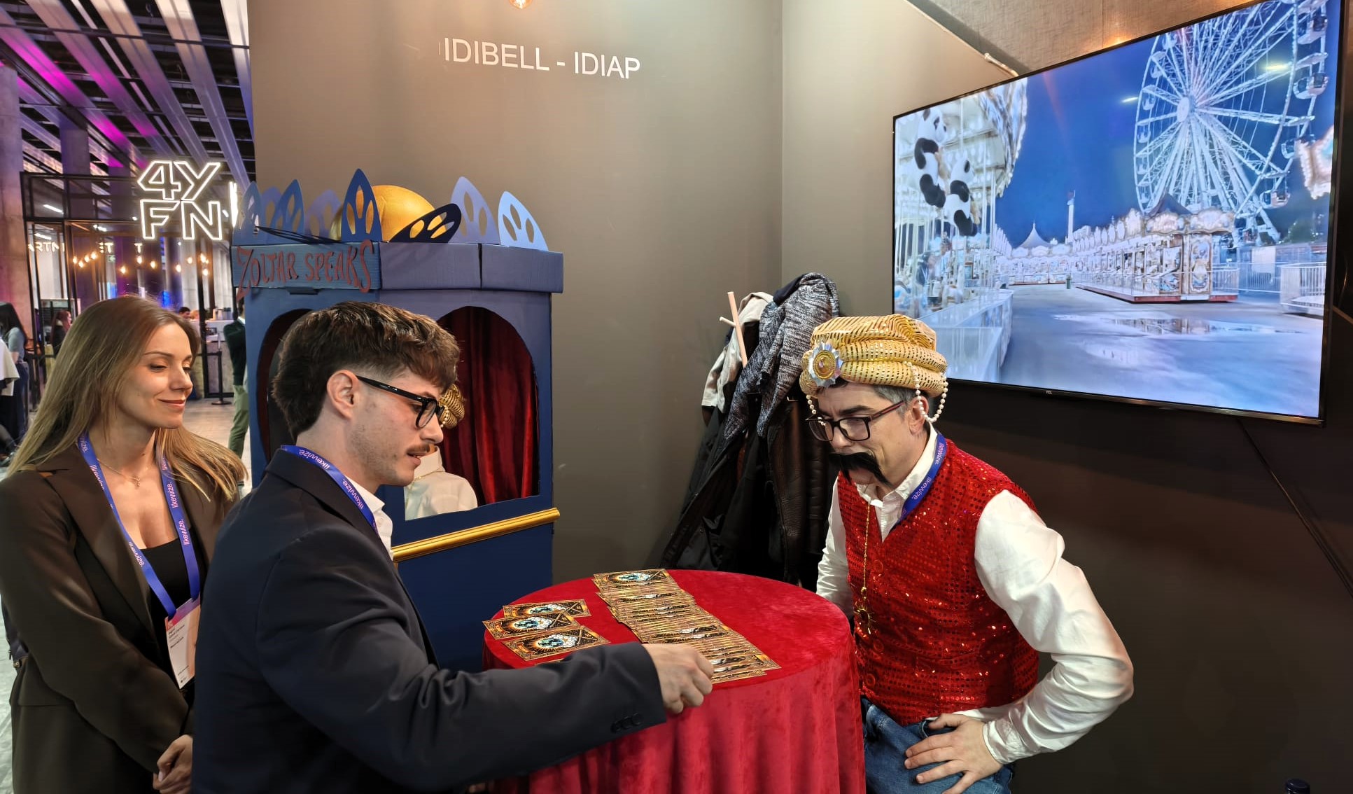 Marc Casajuana vestit de Zoltar a l'estand de l'IDIAPJGol i l'IDIBELL al 4YFN de 2026